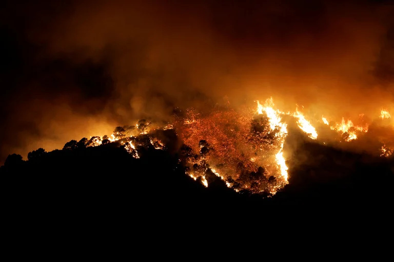 Más de 2.000 personas fueron evacuadas debido a un violento incendio en el sur de España