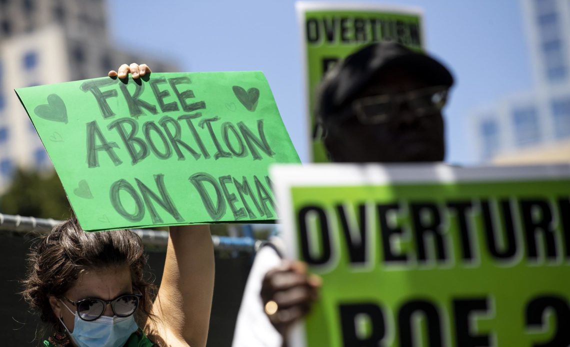 Un juez bloquea la prohibición del aborto en Kentucky