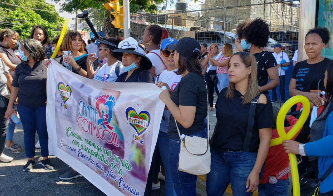 Decenas de personas marchan para exigir cumplimiento de los derechos de niños con autismo