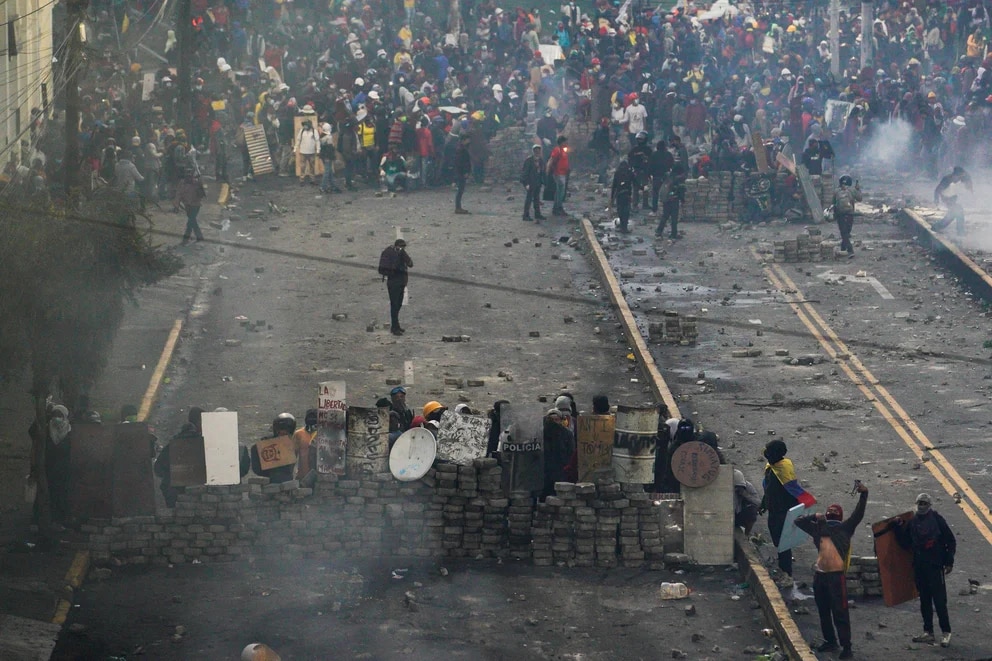 Un golpe cada 6 años: la trágica historia de derrocamientos y convulsión social del Ecuador