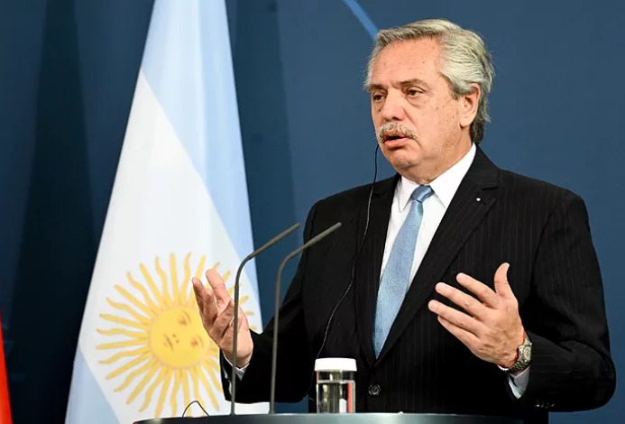 El presidente argentino dice que el triunfo de Petro "convalida la democracia"