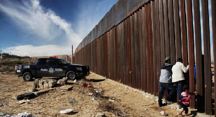 Migrante fallece tras caer del muro entre México y EE.UU