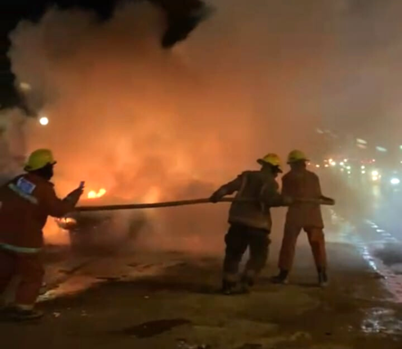 Se incendia vehículo frente al Teatro Nacional