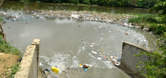 ¡Una batalla constante! Evitan que toneladas de plástico lleguen al río Isabela