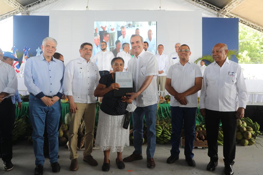 Presidente Abinader entrega 1,176 títulos de propiedad en Hato del Yaque, Santiago