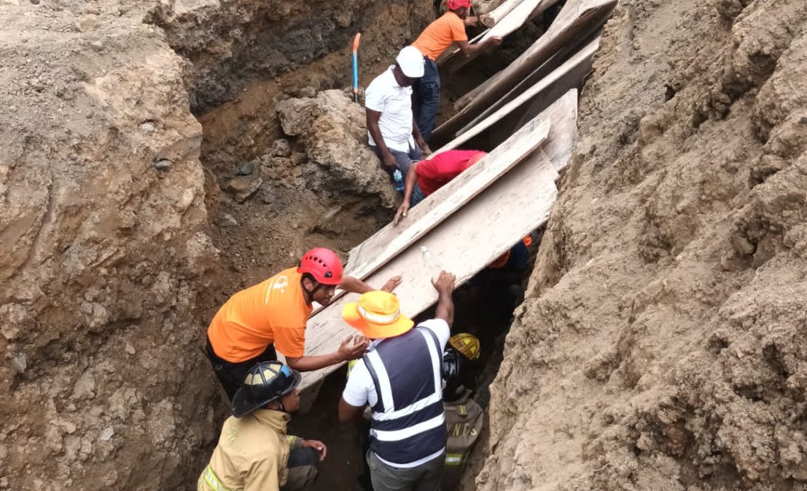 Rescatan dos personas y otra bajo escombro tras derrumbe de canalización de tubería en Santiago