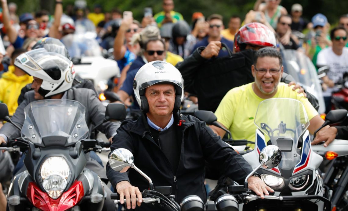 Bolsonaro lidera una caravana de motociclistas en EEUU tras inaugurar un consulado