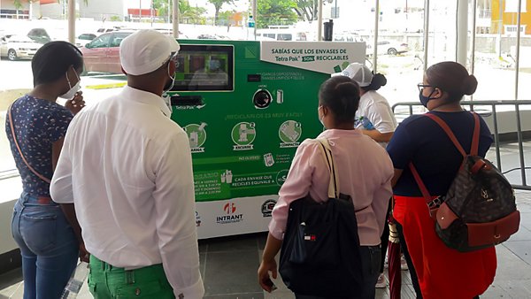 Llegán máquinas de "Recybot" que darán cupones de descuentos por materiales reciclables en Agora