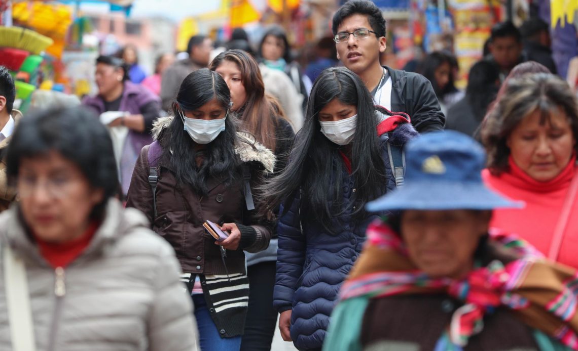 Bolivia mantendrá uso de mascarillas ante aumento de contagios de covid