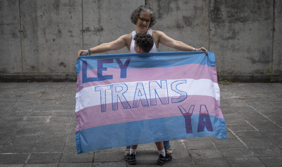 España aprueba la ley trans, que permite cambiar sexo en registros