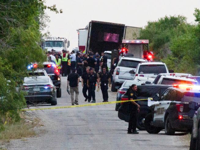 Aumentan a 51 los migrantes muertos en un tráiler en Texas