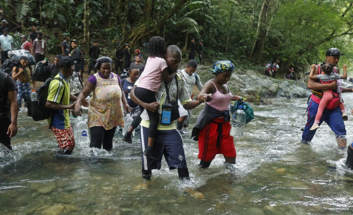 Migrantes irregulares en Panamá logran atravesar el país pese a los bloqueos