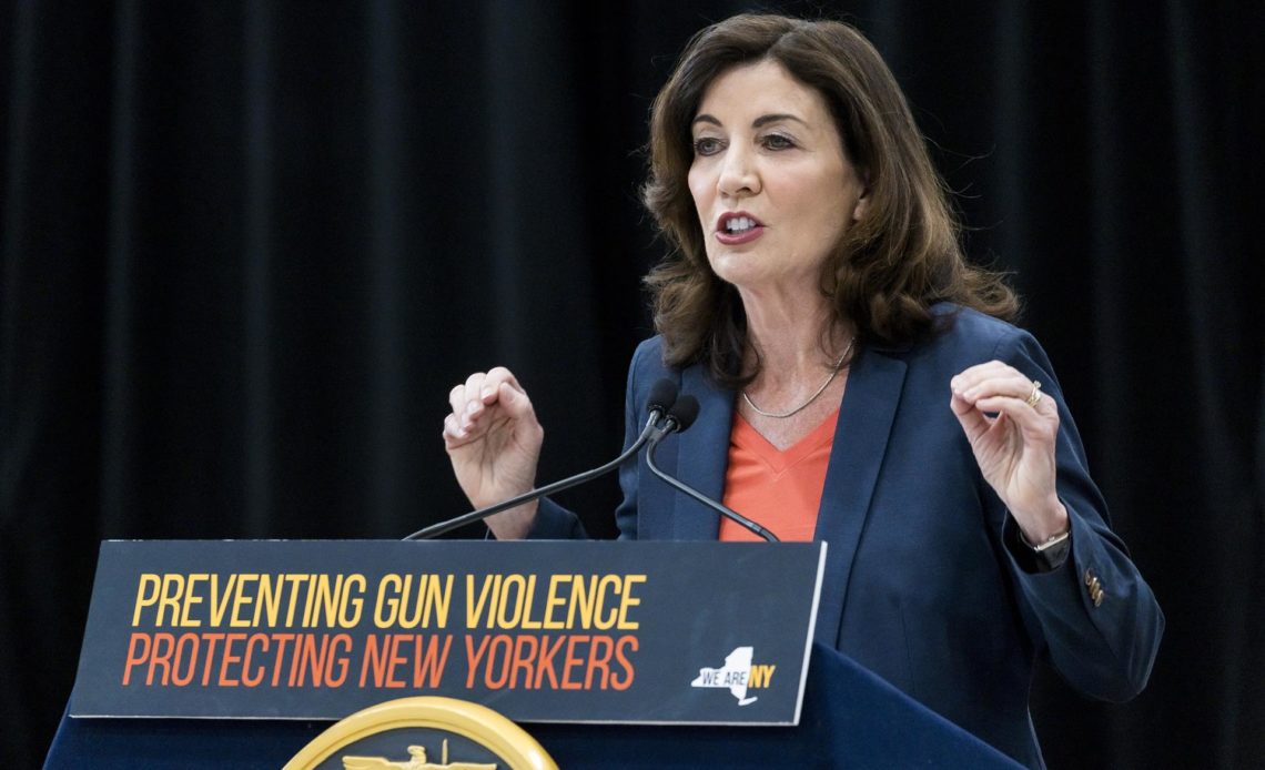 Ley contra el uso de armas en público entrará en vigor en septiembre en NY