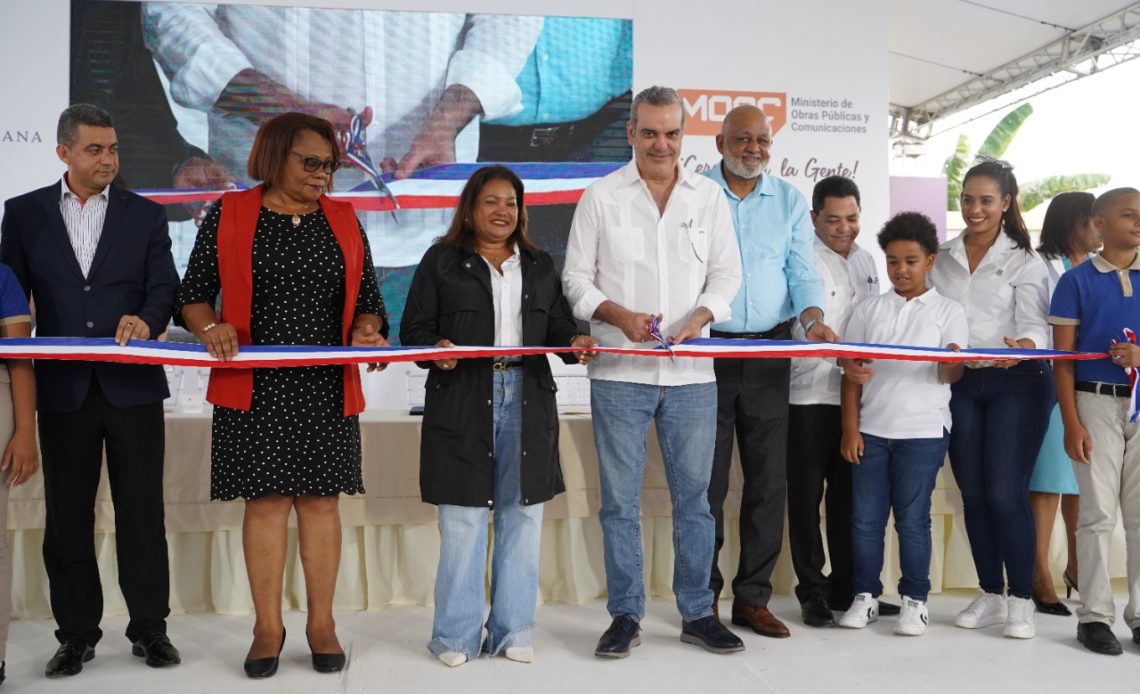Presidente Abinader inaugura nueva escuela en Sabana Perdida
