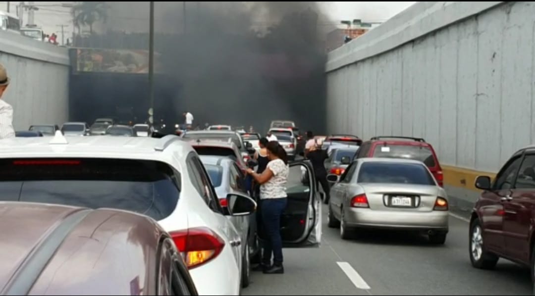 Vehículo se incendia en el interior del túnel de Las Américas; provoca taponamiento