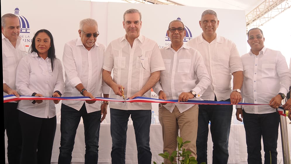 Presidente Abinader inaugura carretera en Rio San Juan por RD$303 millones
