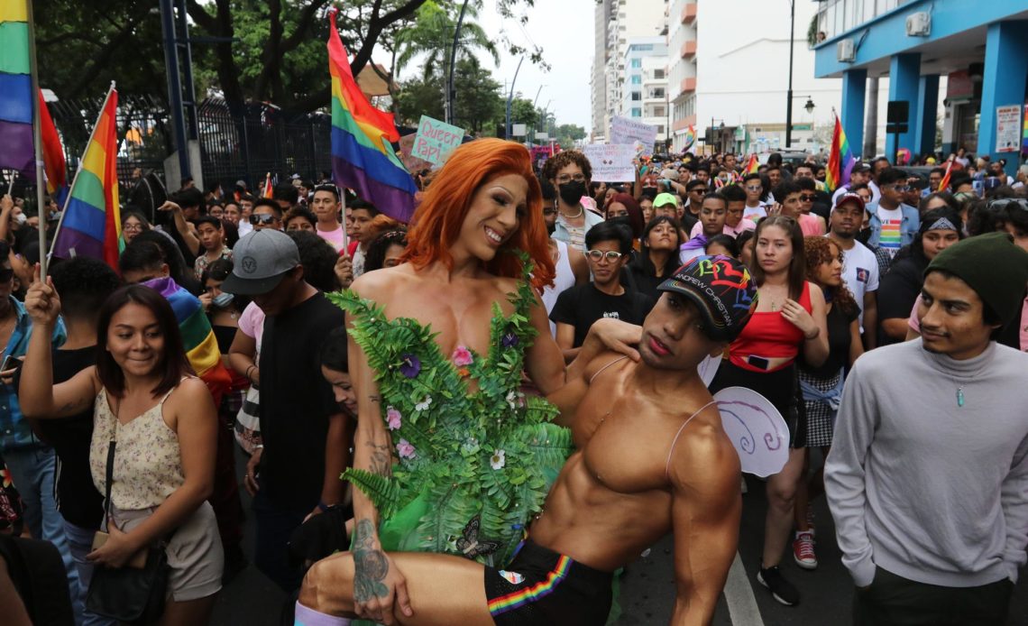 El orgullo LGTBI de Ecuador desfila con pompa y celebra su día en Guayaquil