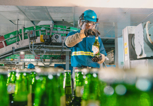 Cervecería estrena botellas de cervezas hechas en el país