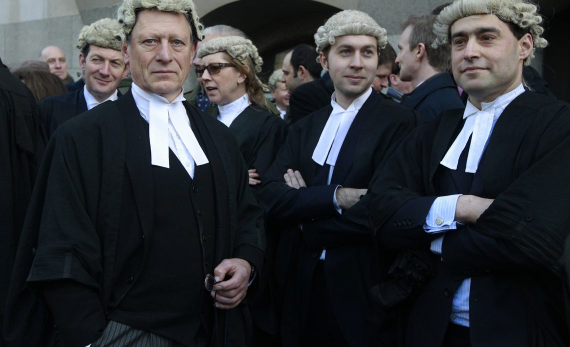 Huelga de abogados de oficio paraliza la justicia penal en Inglaterra