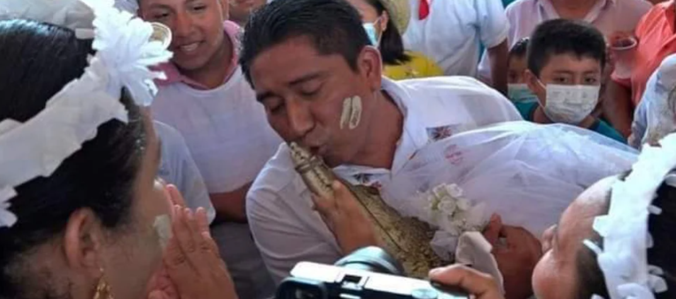 Alcalde de un municipio en Oaxaca, México, se casó con un reptil en un ritual