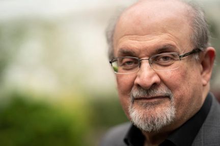 El escritor y ensayista británico de origen indio Salman Rushdie, podría perder un ojo tras ser atacado atacado el viernes cuando iba a dar una conferencia sobre la libertad en la creación artística en Chautauqua, una localidad al oeste del Estado de Nueva York.