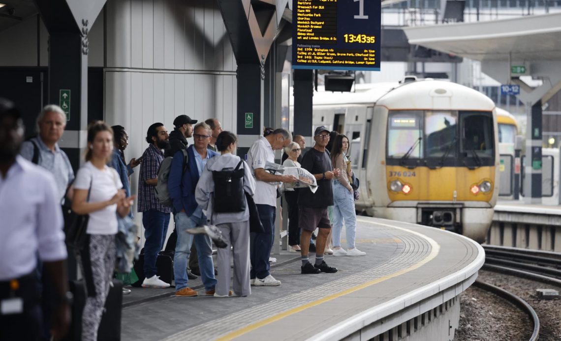 Más de 40.000 trabajadores ferroviarios secundan una huelga en el Reino Unido