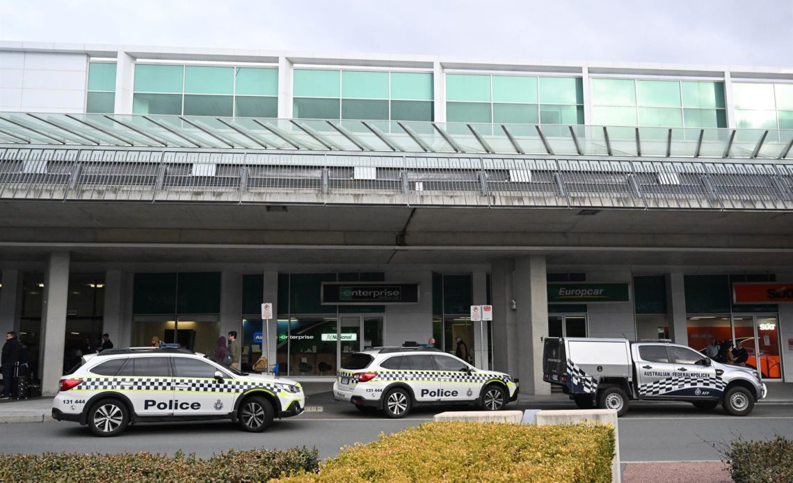 Detienen a un hombre por disparar en interior de un aeropuerto en Australia