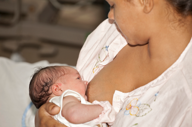 Ministerio de Salud continúa impulsando la lactancia materna; exhorta a habilitar espacios que acojan familias lactantes