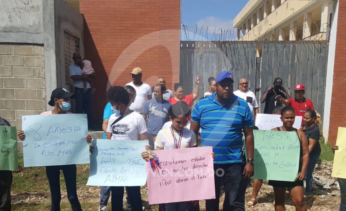 Residentes de Prado de la Caña en SDE exigen al presidente terminación de centro educativo en la zona