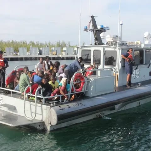 Al menos 111 migrantes haitianos fueron detenidos tras intentar cruzar a Bahamas