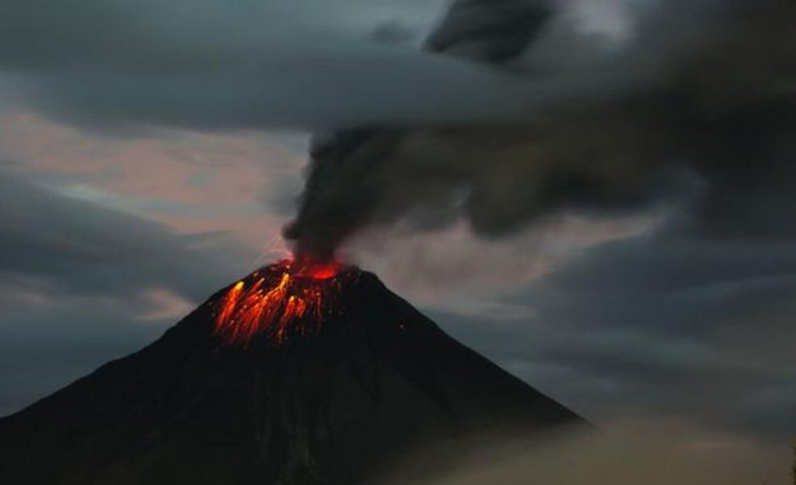 Vuelos cancelados y demorados en Ecuador tras expansión de ceniza de volcán