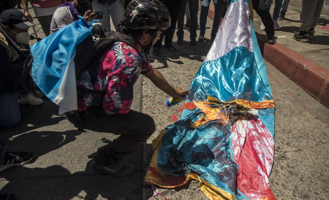 Guatemala celebra su independencia en medio de tragedia y de manifestación