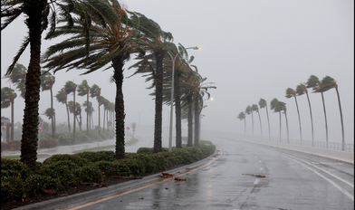 El gobernador de Florida, Ron Desantis, afirmó este jueves que el impacto de Ian en el suroeste del estado fue "histórico" y los daños causados también, e informó de dos muertes, de las que todavía falta saber si están vinculadas directamente al ciclón.