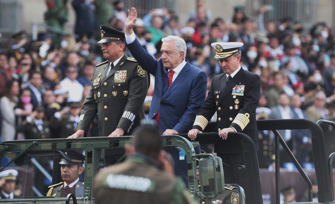 López Obrador pide paz mundial en desfile militarista de Independencia