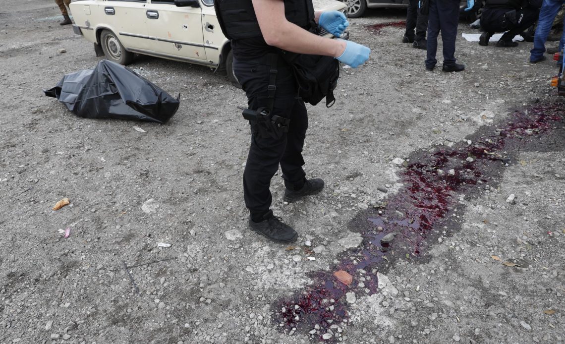 La cifra de muertos en el ataque con misiles rusos hoy contra un convoy humanitario en Zaporiyia, en el sur de Ucrania, ha aumentado a 25, informó la Fiscalía general ucraniana, mientras otras fuentes hablan ya de 62 hospitalizados.