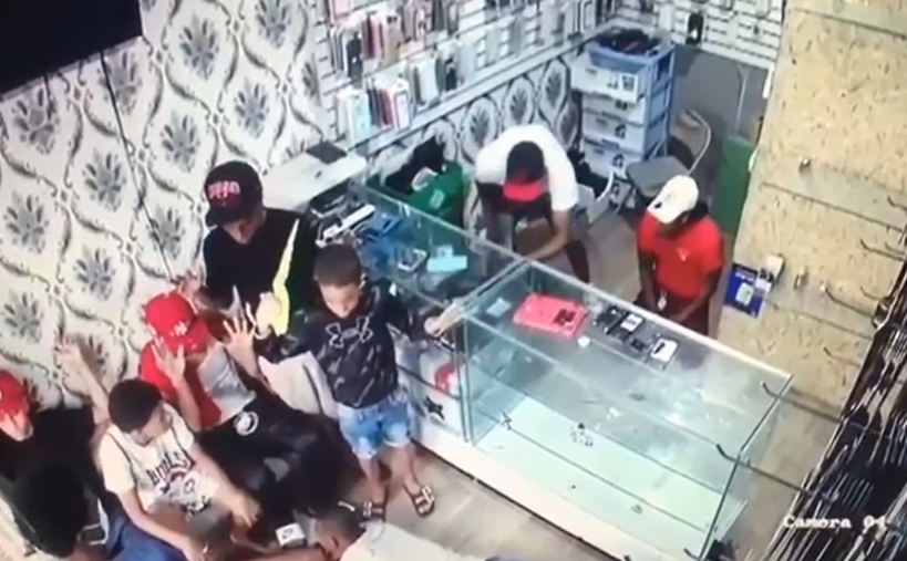 Antisociales roban a punta de pistola una tienda de celulares en Los Guaricanos