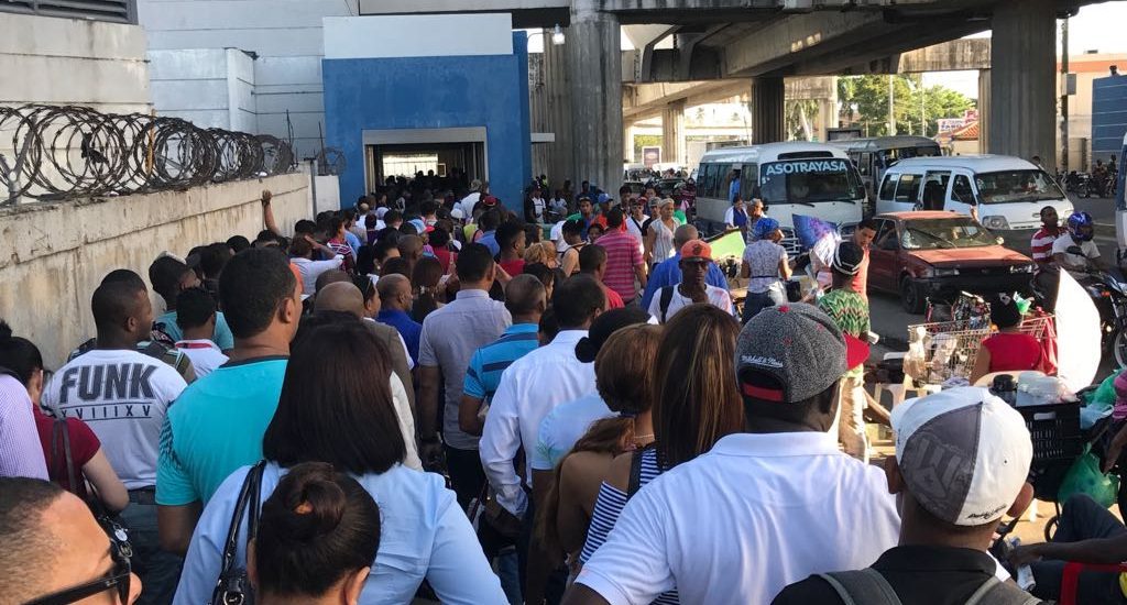 Ciudadanos denuncian largas filas en las mañanas para acceder al metro SD