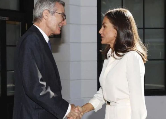 “Dame la mano como a un hombre”: el polémico saludo de la reina Letizia a un embajador español 