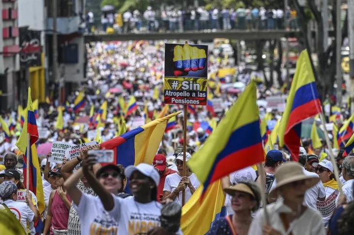 Miles de personas protestan en Colombia contra los cambios de Petro