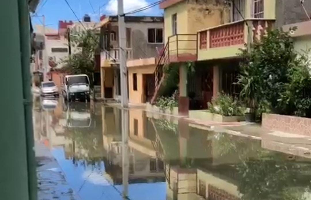 Denuncian arreglo de drenaje en San Cristóbal ante cúmulo de agua tras lluvias