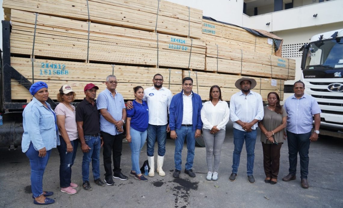 Fedomu entrega zinc y madera a Higüey y El Seybo; inversión de RD$27 millones