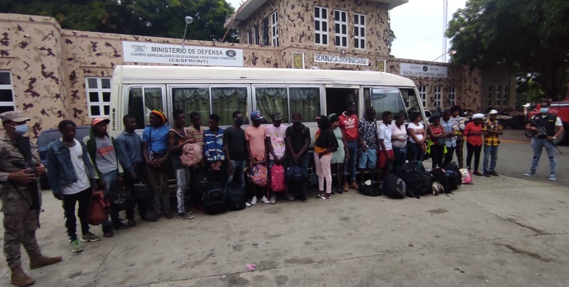 Al menos 28 nacionales haitianos detenidos en un autobús en Montecristi