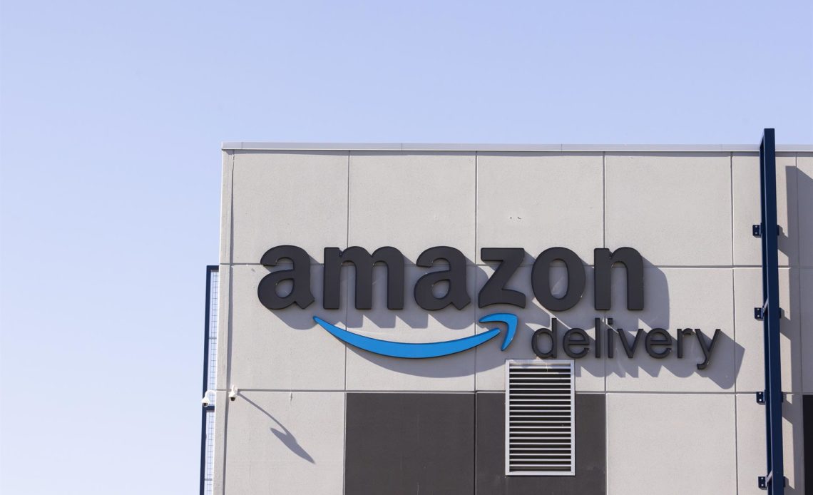 California acusa a Amazon de competencia desleal que encarece mercancías