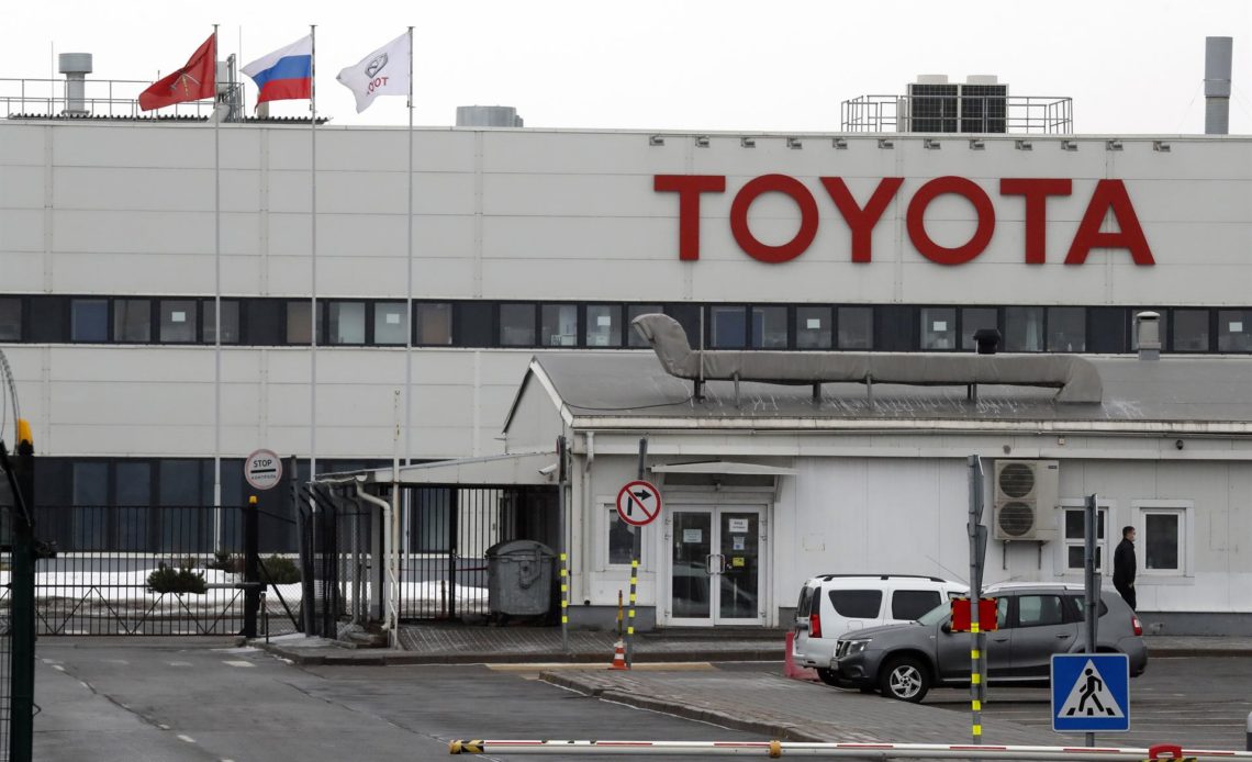 Toyota no seguirá produciendo vehículos en Rusia