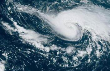 Earl se aleja de las islas Bermudas sin convertirse en huracán mayor