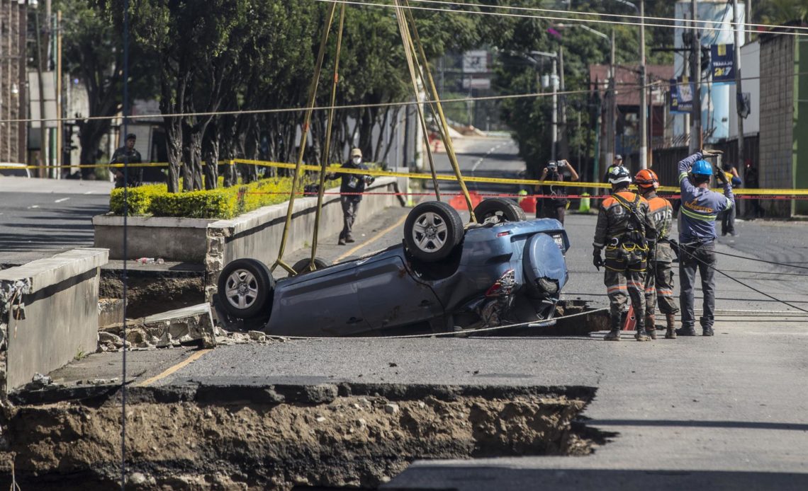 Dos desaparecidos y tres heridos tras hundimiento en calle de Guatemala