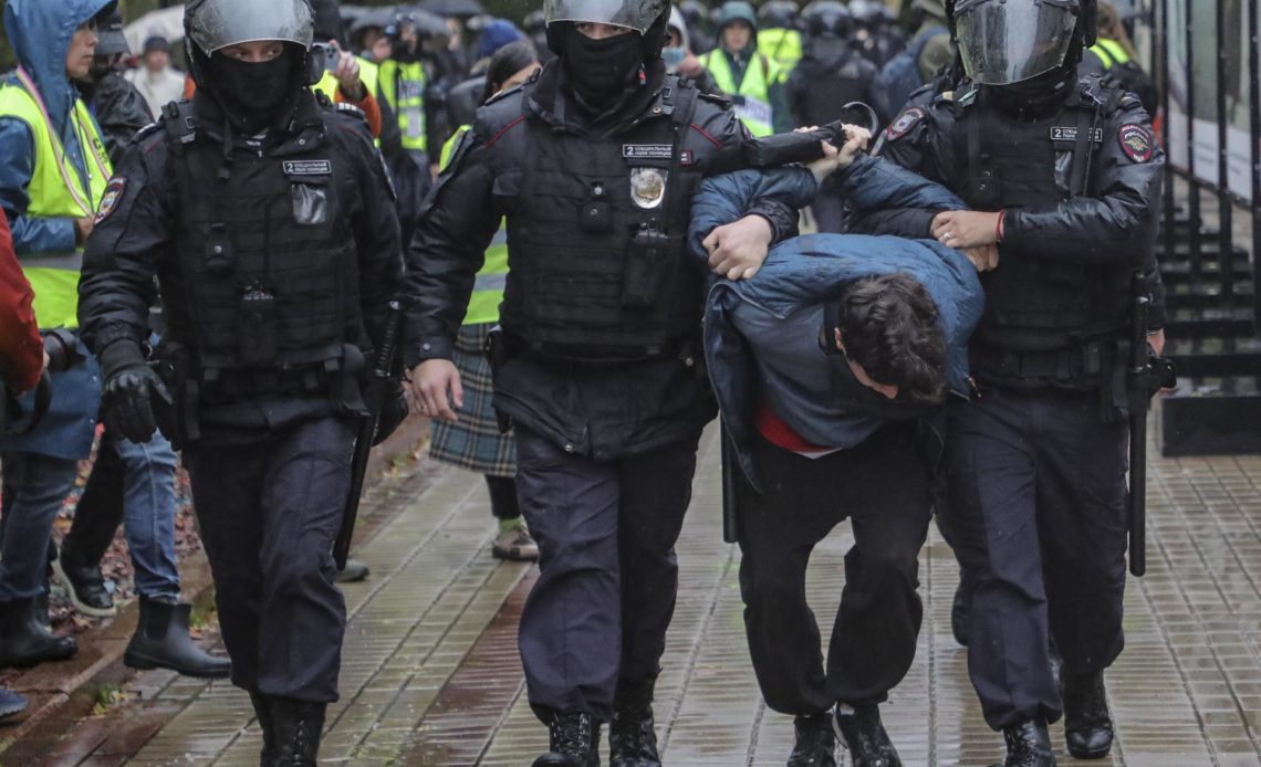 Más de 680 detenidos en nuevas protestas contra movilización de Putin