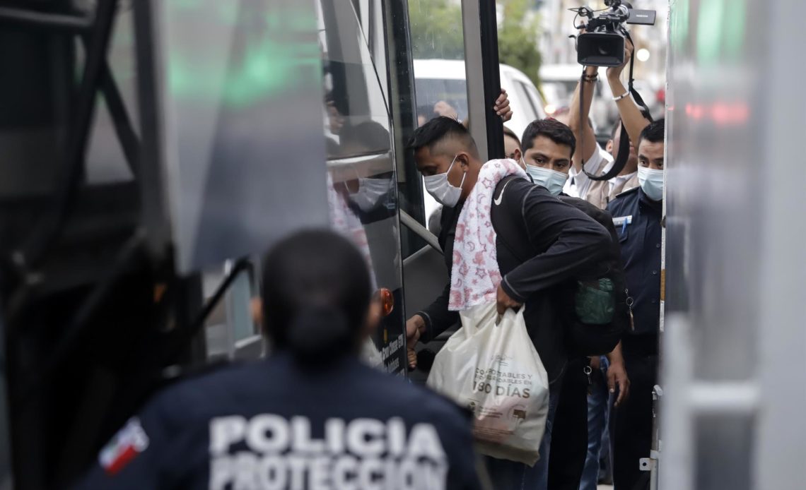 Detienen a 60 migrantes con permiso en el centro de México