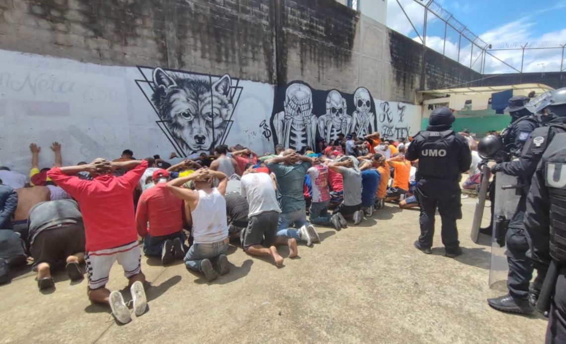 Al menos 15 muertos y 44 heridos en dos días de choques en prisión de Ecuador
