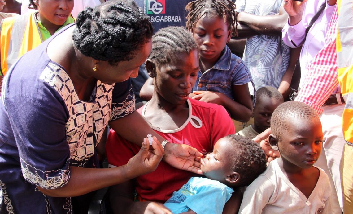 Tras escasez de vacunas contra cólera se reducen dosis de dos a una
